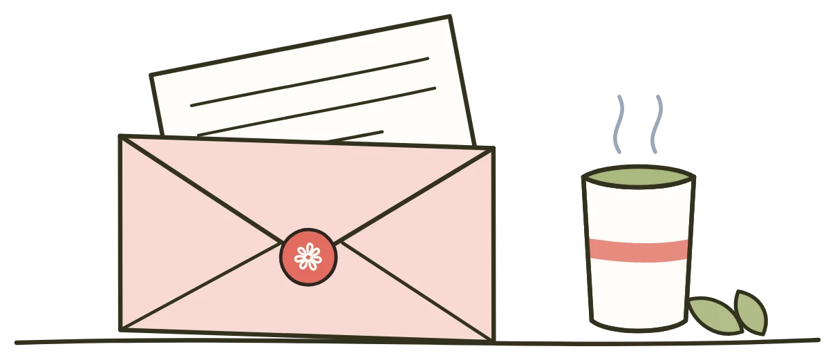 Une enveloppe rose avec une lettre, et une tasse de thé vert fumante